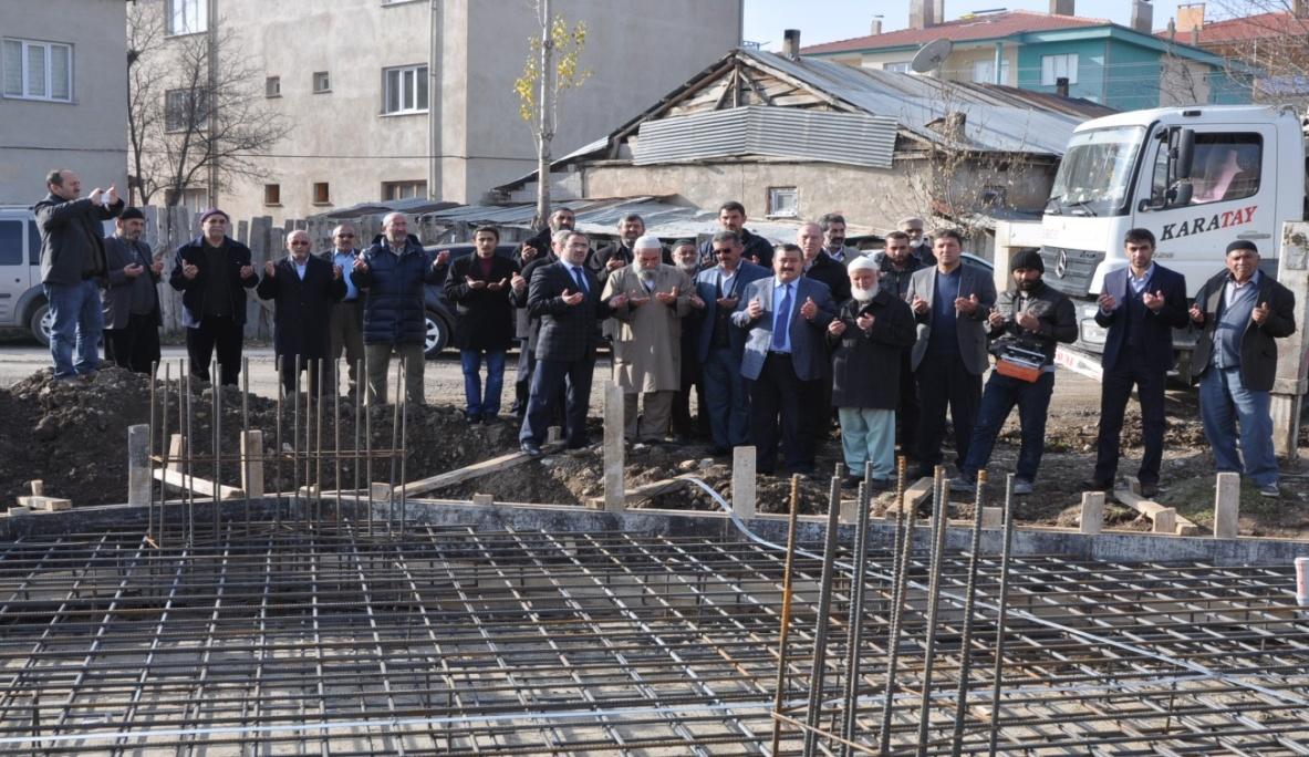 EĞİTİM FAALİYETLERİ YAPRAK TESTİ DAĞITIMI YAPTIK Üniversite sınavına hazırlanan lise son sınıf öğrencilerine test kitapları dağıttık.