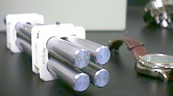Temizleme için MS spektrometresinden çıkan bir quadropole aşağıda gösterilmektedir. Çubukların boyutları yanlarında bulunan kol saati ile orantılıdır.
