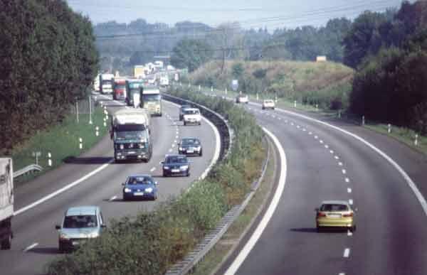 Diğer İşaretleme Elemanları Karayolu Kenar Taşları: Trafiğin özellikle geceleri güvenli bir şekilde akışını sağlamak için banket bitim noktalarına 50 m de bir konulan taşlardır.