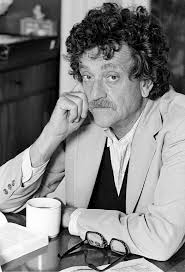 NE OKUSAK Kurt Vonnegut Jr. (11 Kasım 1922-11 Nisan 2007), ABD li hümanist yazardır. Kurt Vonnegut, 1922 yılında ABD nin Indianapolis şehrinde dünyaya geldi.