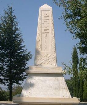 ġehit Mehmet ÇavuĢ Anıtı Resim 19: ġehit Mehmet ÇavuĢ Anıtından Bir Görüntü Mehmet ÇavuĢun soyu Azerbaycan dan Çankırı ya ilk yerleģen kafiledendir. Bunlara Alapangil soyu denilmektedir.