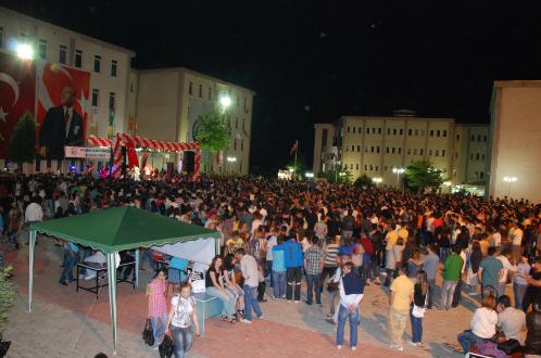 * 21 Mart 2010, saat 14:00 de Giresun Liman sahasında Nevruz Bayramı kutlaması * Giresun Üniversitesi Ġktisadi ve Ġdari ve Bilimler Fakültesi Dekanlığı nın düzenlediği, 24 Mart 2010, saat 14:00 de