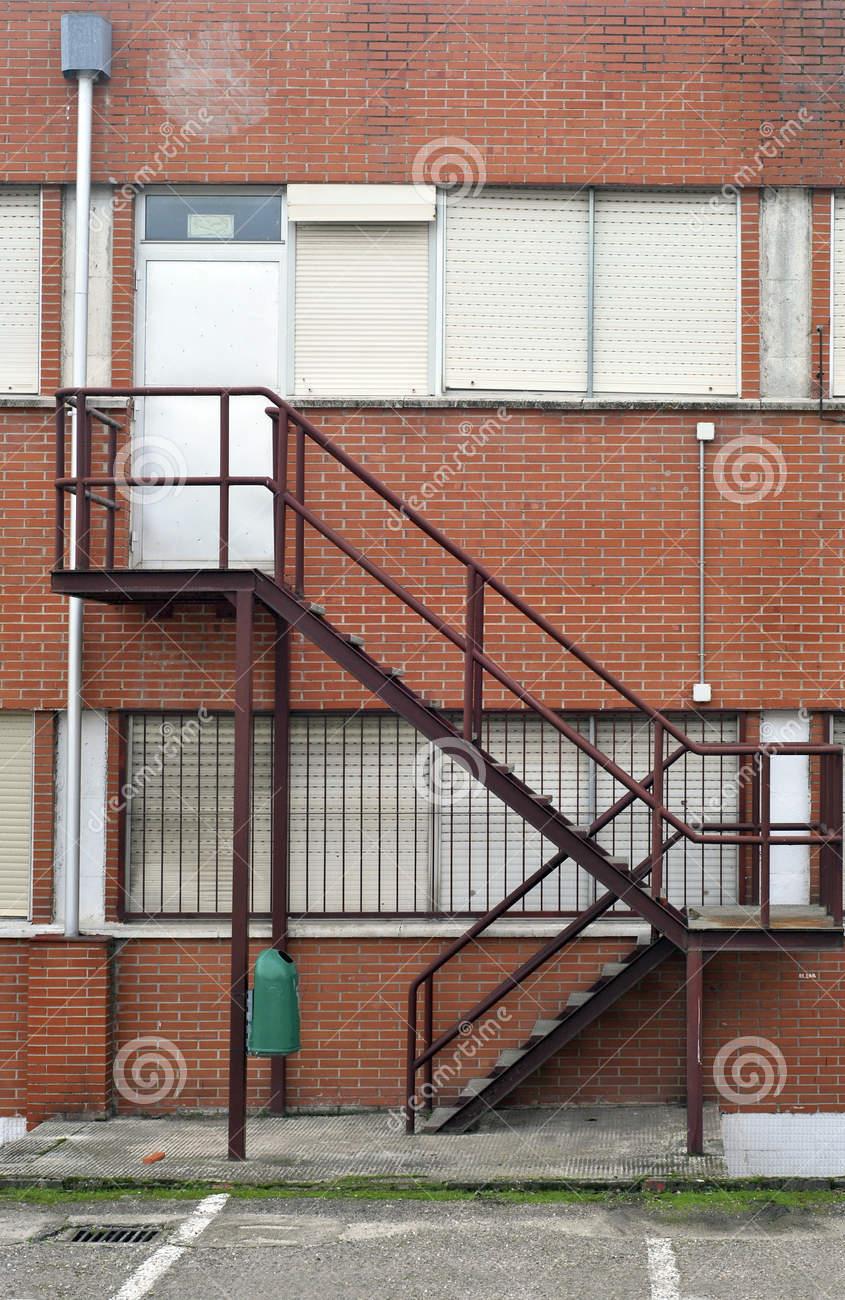 Merdivenler (Asansörler) Kapılar Güvenlik açısından sorunlu sistemlerdir. Çıkışlar kaçış yönünde açılmalıdır.