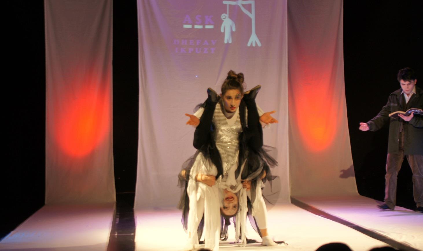 Hacettepe Üniversitesi Drama Topluluğu mezun tiyatrosu olarak kurulan Yakın Tiyatro, ilk oyunu olan Matmazel Julie yi 2008 yılı Kasım ayında sergilemeye başlamıştır.