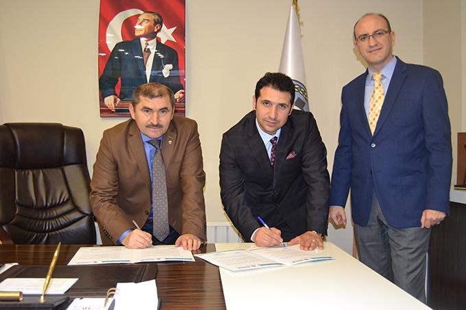 Yönetim Kurulu Başkanı Cevdet Mete ve Yönetim Kurulu Başkan Yardımcısı Nihat Özdemir Erenler İlçe Müdürü Recep Tepetaş' ı makamında ziyaret ettiler.