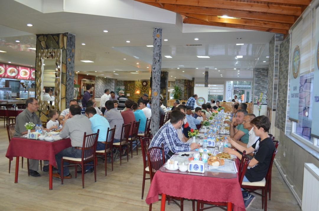 BORSA, KULA VE SELENDĠ ÜYELERĠYLE ĠFTARDA BULUġTU 16 Temmuz 2014 tarihinde Salihli Ticaret Borsası, Kula Egemen Dinlenme Tesislerinde düzenlediği iftar yemeğinde Kula ve Selendi'deki üyeleri ile bir