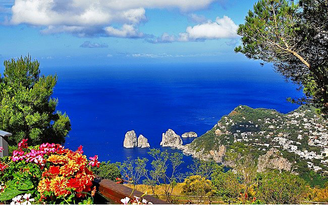Eğer Capri Adası nın bir kartpostalı olsun isterseniz, bunu herhangi bir tepeye çıkıp yapabilirsiniz... Roma Neredeyse tarihin yazıldığı yer şeklinde tanımlanabilecek bir şehir Roma.