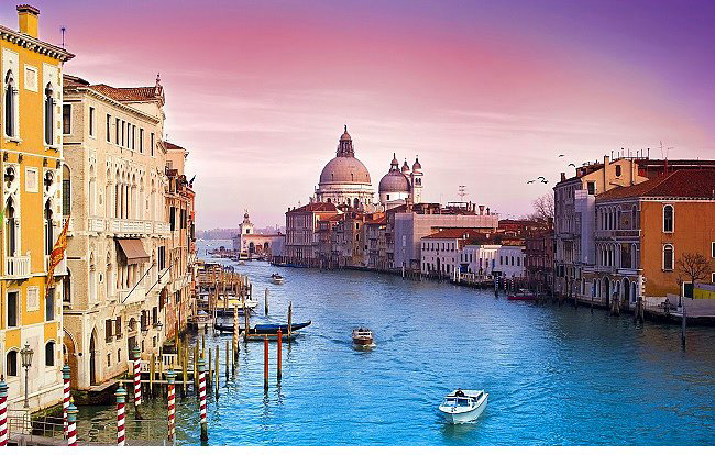 Venedik Venedik denilince akla ilk olarak, dillere destan kanalları, derin tarihi dokusunu her köşe başında hissettiren masalsı sokakları ve geniş meydanları geliyor.