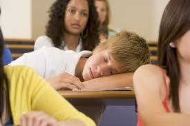 UYURKEN ÖĞRENİYORUZ! Okula dönüş aşamasında birçok öğrenci için eski uyku düzenine dönmek zordur.