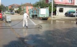 Sayfa104 Sabit Süpürme İlçemiz sınırlarında bulunan ana caddeler ve otobüs güzergahları 15 sabit süpürme personeli ile günlük olarak süpürülmektedir.