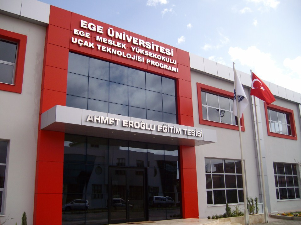 3 BİZDEN HABERLER AÇILIġ ÖYKÜMÜZ Ege Üniversitesi nde havacılıkla ilgili ilk çalıģmalar sayın Rektörümüzün isteği ile Nisan-2009 da Ege Meslek Yüksekokulu bünyesinde kurulan Havacılık Komisyonu ile