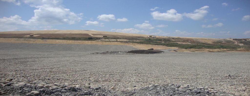 tehlikeli atıklar kabul edilir. Eluat konsantrasyonu tehlikeli atık için belirlenen değerler arasında olan atıklar, tehlikeli atık düzenli depolama sahasında depolanırlar.