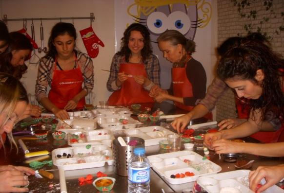 bireysel workshoplar cupcake Cupcake workshoplarımızda dünyada yeni trend mini cupcakelerin yapımını öğretiyoruz.
