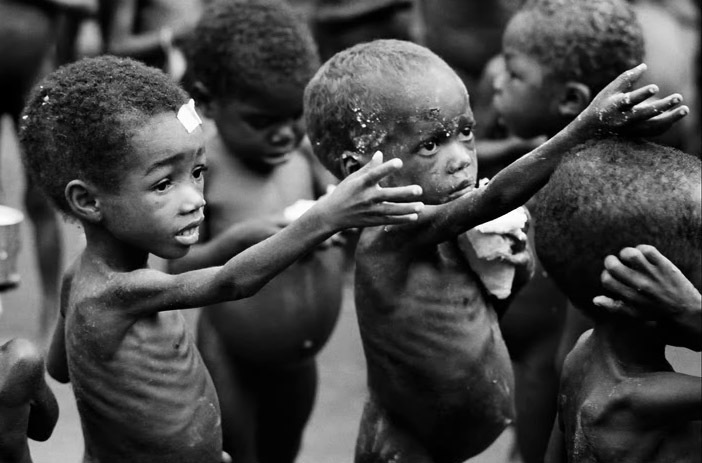 Afrika için Yardım Çağrısı Dünyanın en fakir kıtası olan Afrika da yaşanan son 60 yılın en büyük kuraklığı başta çocuklar olmak üzere binlerce insanın yaşamını tehdit altına almaktadır.