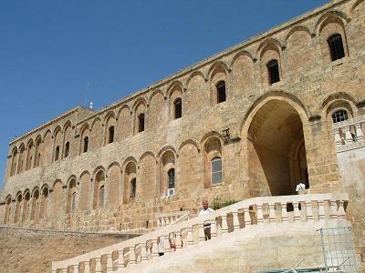 Medreseler Kasımiye Medresesi:Yapımına Artuklu sonlarında belki de Sultan İsa devrinde Zinciriye Medresesi nin yapımından hemen sonra muhtemelen aynı Mimar tarafından başlanmış, fakat Timur istilası