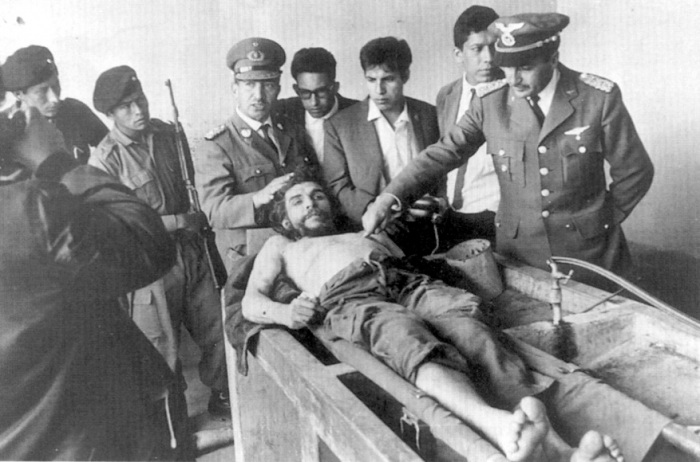 Guevara nın ölü bedenine baktıran bu fotoğraf, birkaç yıldır kendisinden haber alınamayan, kimse tarafından görülmeyen ama var olduğu bilindiği için efsaneleşmeye başlayan Che nin öldürüldüğünün