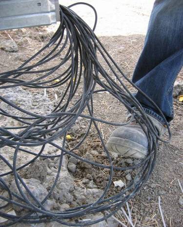 Kablolar Kablolar tava ile taşınmalıdır. Şekil 36 da dizilerden çıkıp eviricilere giden akım taşıyıcı kablolar görülmektedir. Bu kablolar sahada iş yapan personel için tehlike oluşturmaktadır.