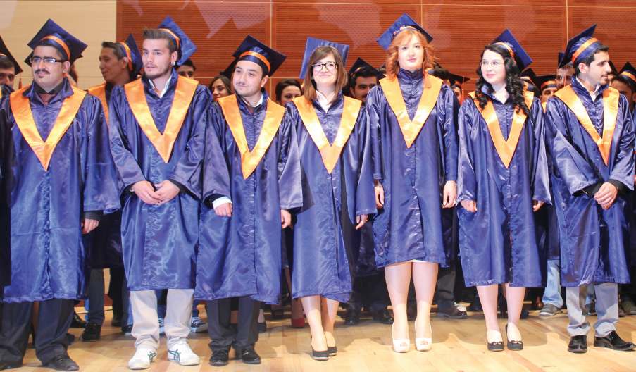 ÜNİVERSİTEDEN NİSAN - MAYIS 2013 GÜ İletişim Fakültesi ilk kez mezun verdi Gümüşhane Üniversitesi (GÜ) İletişim Fakültesi Halkla İlişkiler ve Tanıtım Bölümü bu yıl ilk kez öğrenci mezun etti.