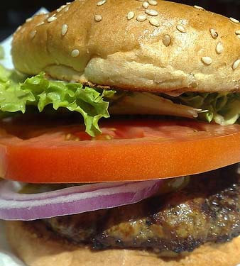 GOAN BURGER 1 KG KIYMA 1 AVUÇ TAZE KİŞNİŞ(İNCE KIYILMIŞ) 4 YEMEK KAŞIĞI PATAK S MADRAS SOS TUZ VE TAZE ÇEKİLMİŞ KARABİBER Sos için; 5 YKAŞIĞI MAYONEZ 2 YKAŞIĞI PATAK S MANGO CHUTNEY 2 YKAŞIĞI FRENK