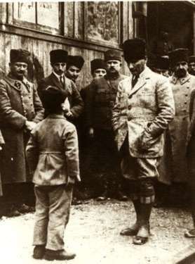 16 OCAK -1923 Mustafa Kemal İzmit'te yaptığı basın toplantısında "İnkılâbın kanunu mevcut kanunların üstündedir" dedi. Arifiye' ye gelişi ve konuşması: "...Tarihimiz birçok parlak zaferler kaydeder.