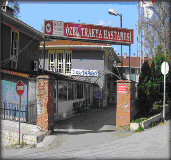 Hastalar, ziyaretçiler ve personel düşünülerek hastane önüne çöp kutuları ve aydınlatma elemanlarıyla desteklenen fakat yeterli sayıda olmayan oturma grupları kullanılmıştır.