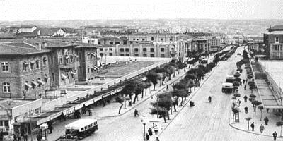 gelişmesi Romalılar döneminde surların onarılan, tapınaklar, hamamlar ve hipodrom yapılan (günümüze bu yapıtlardan Augustus tapınağı ile Roma hamamının bir bölümü kalmıştır) kent, Bizans döneminde,