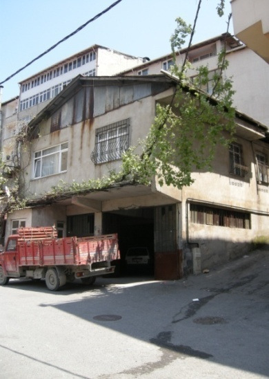 Evinin yetersiz olduğunu söylüyor (Çizelge 4.20). Salonda yemek yediklerini söyleyen Emine Hanım, gündüzleri daha ferah olduğu için kızının odasında oturduklarını söylüyor.