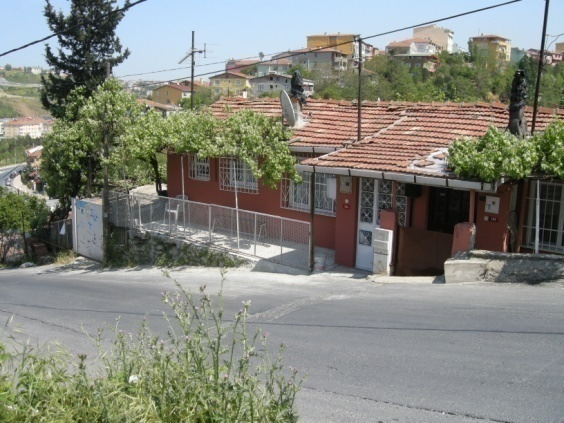 kendilerinin de birde memlekette evleri olduğunu her yaz oraya gidip yazı orda geçirdiğini anlatıyor.