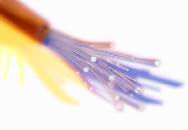 1. Fiber Optik Kablo: Artan iletişim ihtiyacını karşılamak için geliştirilmiştir. Bir sinyal iletmek için elektrik akımı yerine cam ip üzerinden ışığın iletilmesi yolunu kullanan kablo türüdür.