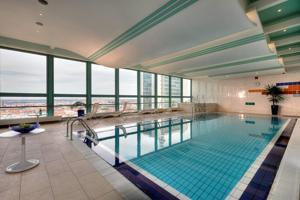 http://www.panoramahotelprague.com/home Pankrác Metro İstasyonu'na sadece 200 metre mesafedeki bu 4 yıldızlı otelin kapalı yüzme havuzlu spor salonu, kumarhanesi ve çatı katında spa alanı vardır.