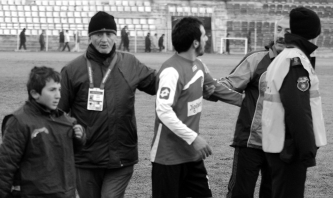 Gümüþdað, ilk yarýnýn bitimine bir hafta kalmasýna karþýn futbolcularýn hala kalitelerinin farkýnda olmadýklarýný ve çok hata yaptýklarýný ve sonucunda da yenilgi ile ayrýldýklarýný belirtti.