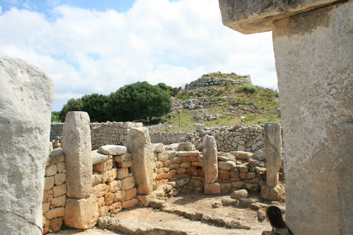 11 İspanya nın Balerik adalarından Minorka (Minorca-Menorca) adasında,taula 27 kutsal alanındaki Antik megalitik dikilitaşlar, kaba işlenmiş taş kuleler anlamında Talayot (Talaiot) olarak