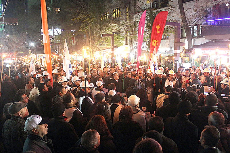 TMMOB MÜCADELE MEŞALESİNİ ANKARA DAN YAKTI AKP nin TMMOB yi işlevsizleştirip yok etmeye yönelik yasa değişikliğine karşı mücadele ateşi Ankara da yakıldı.