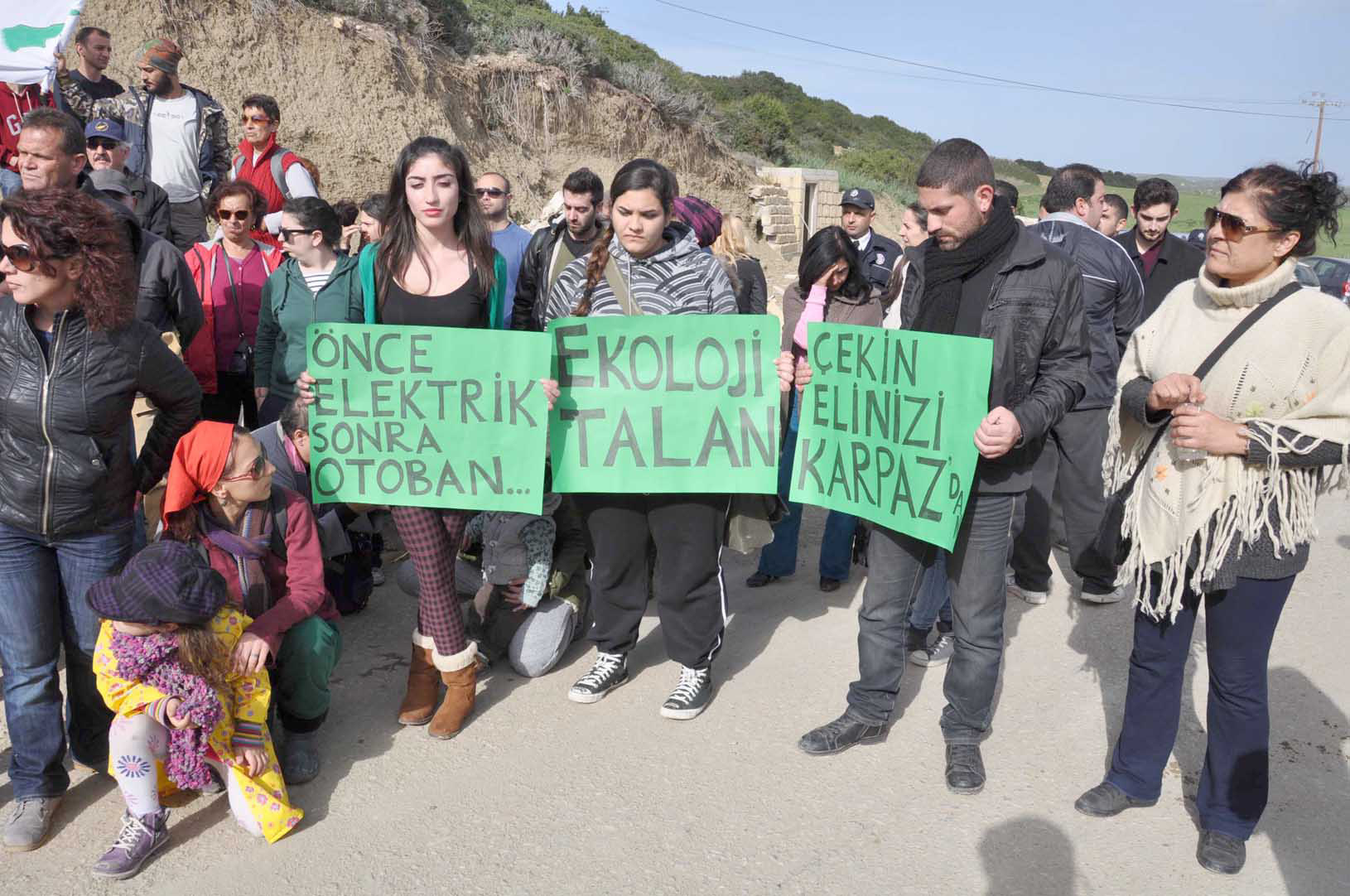 AFRÝKA dan mektup... UBP, Dipkarpaz Belediyesi ve Polis Teþkilatý elele... KARPAZ'DA SÝVAS PROVASI Dün Karpaz'da yaþanan linç harekatýný kimse hafife almaya kalkmasýn sakýn... Bu harekat baþka harekat.