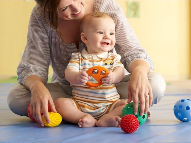 Bebeklerle oyun oynamak; bebekler için değerli bir öğrenme, hem sizin hem de bebeğiniz için de bir bağ kurma deneyimidir.