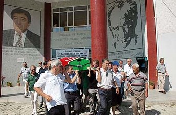 S A Y F A 14 Okul Dede Son Yolculuğa Uğurlandı yetmezliğinden hayatını kaybettiği açıklanan Yılmaz'ın ölümü Üniversitemiz ve birçok çevre tarafından üzüntüyle karşılandı.