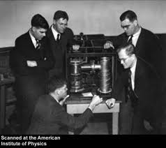 Doğrusal Hızlandırıcıların Tarihi Gelişimi Ising 1925 yılında doğrudan uygulanan voltaj yerine hızla değişebilen yüksek frekanslı voltajların kullanılmasını önerdi.