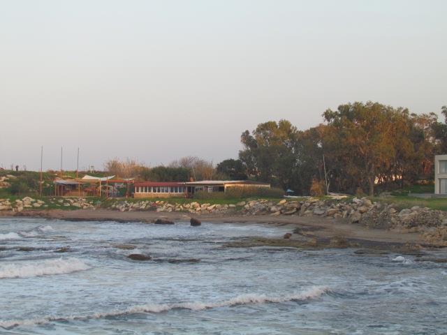 Fotoğraf 5 proje alanının Kuzeyinde sahil şeridi ve deniz bulunmaktadır. Fotoğraf 6 proje alanının doğu sınırında konut bulunmaktadır.