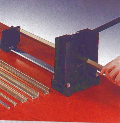 Montaj rayı uygun boyda kesme aparatı veya demir testeresi ile kesilir (Resim 1.13). Ray üzerinde varsa çapaklar temizlenir. Montaj rayının uçlarından uygun delikler açılır.