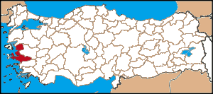 İzmir'in batısında Çeşme Yarımadası uzanır. İl toprakları, 37 o 45' ve 39 o 15' kuzey enlemleri ile 26 o 15' ve 28 o 20' doğu boylamları arasında kalır.