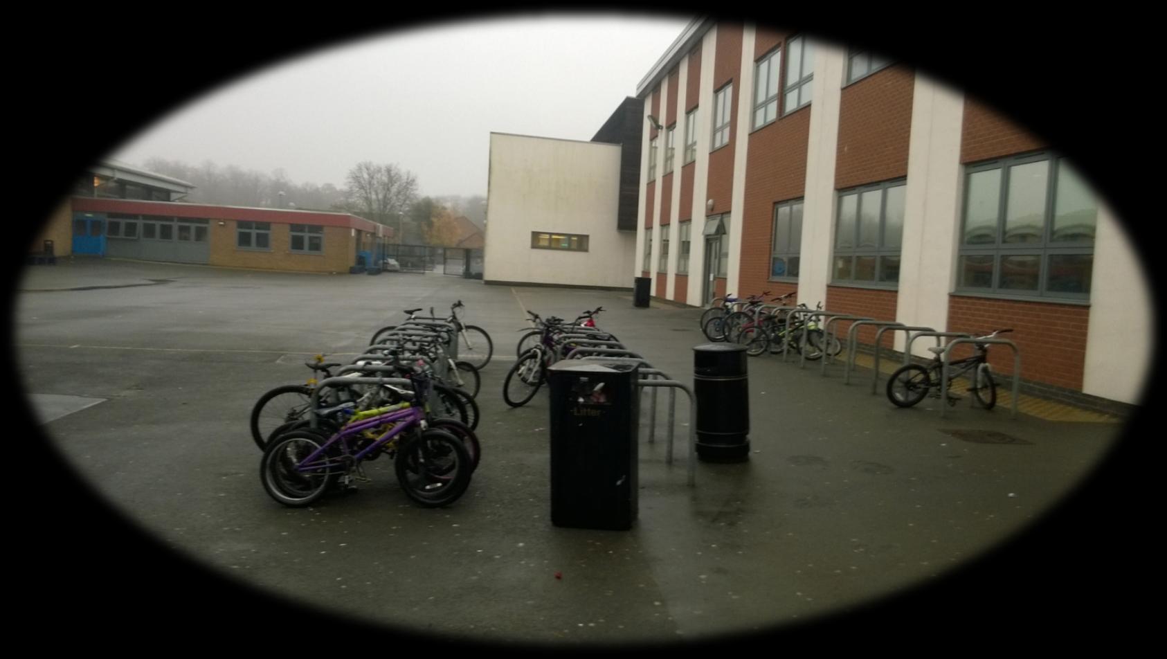 Okul çevresinde oturan öğrenciler okula bisikletle gelip-