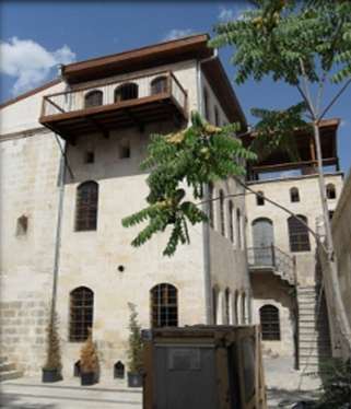 145 Şekil 4.152. Cebeciyan Evi Zemin Kat Planı, Rölöve (E.Kuleli'den) Şekil 4.153. Cebeciyan Ev 1, 2011 Ev, 13,95 x 12,83 m. boyutlarında dörtgen bir avlu etrafında gruplaştırılmıştır.