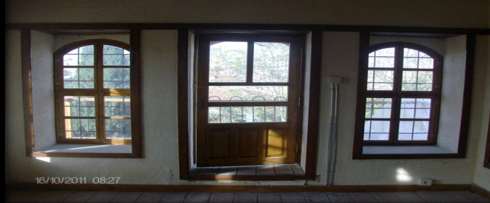 171 Şekil 4.195. Cebeciyan Evi Müzesi Yaz Odası Güney Cephe Pencere Görünümü, 2011 Kuzey cephesinde ise; 0,35 x 0,54 m. boyutlarında kaş kemerli iki tepe pencere yer almaktadır.