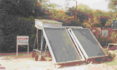Şekil 3.4.9:Aktif çalışan güneş enerjili damıtma havuzunun fotoğrafı.[23] Aşagıda şekli verilen (Sekil 3.4.10) diger bir günes enerjili damıtma sisteminde deniz suyu direkt olarak pompa vasıtasıyla ham su deposuna alınmıstır.
