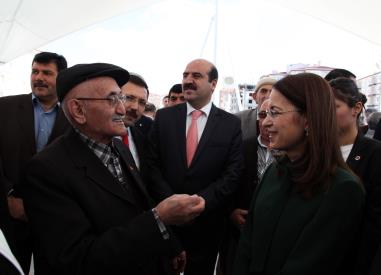 Bakanımız İzmir de Aile Eğitim Programı'na Katıldı. Aile ve Sosyal Politikalar Bakanı Ayşenur İslam, İzmir Valiliğini ziyaret etti.