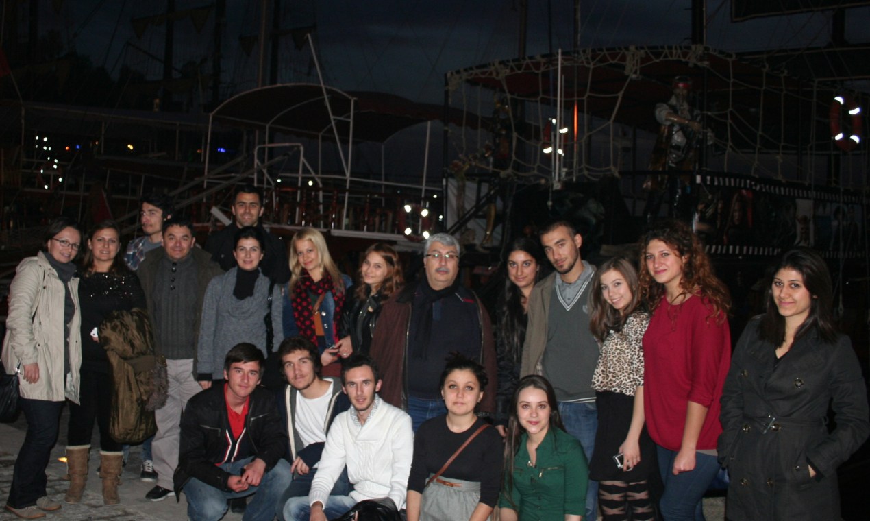 S A Y F A 10 Yüksekokulumuz Şeb-i Aruz Töreninde Marmaris-İçmeler den başlayan iki günlük gezi 16.12.2012 Pazar günü başladı. Yapılan gezinin ilk durağı Antalya idi.