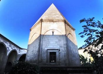 Anadolu Selçuklu Sonrası Beylikler Anadolu daki diğer Türk beylikleri gibi siyaî, askerî ve idarî teşkilatta Selçukluları taklit etmişlerdir.