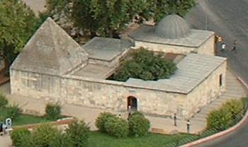 İSLAM SANAT TARİHİ Ana eyvanın kubbe ile örtülmesi, daha sonra Osmanlı mimarisinde rastlanacak bir yeniliktir. Ahmet Gazi Medresesi 1375 te Peçin de yaptırılmıştır.