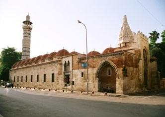 Anadolu Selçuklu Sonrası Beylikler taçkapılarının özelliklerini taşır. Caminin kuzeybatı köşesinde ise silindirik gövdeli kesmetaş minaresi yükselir.