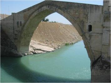 İSLAM SANAT TARİHİ Resim3.5 Kızıltepe Ulu Camii Resim3.6 Hasankeyf Köprüsü Anadolu'daki Türk hamam yapılarının erken örneklerinden bazıları Artuklu bölgesinde inşa edilmiştir.